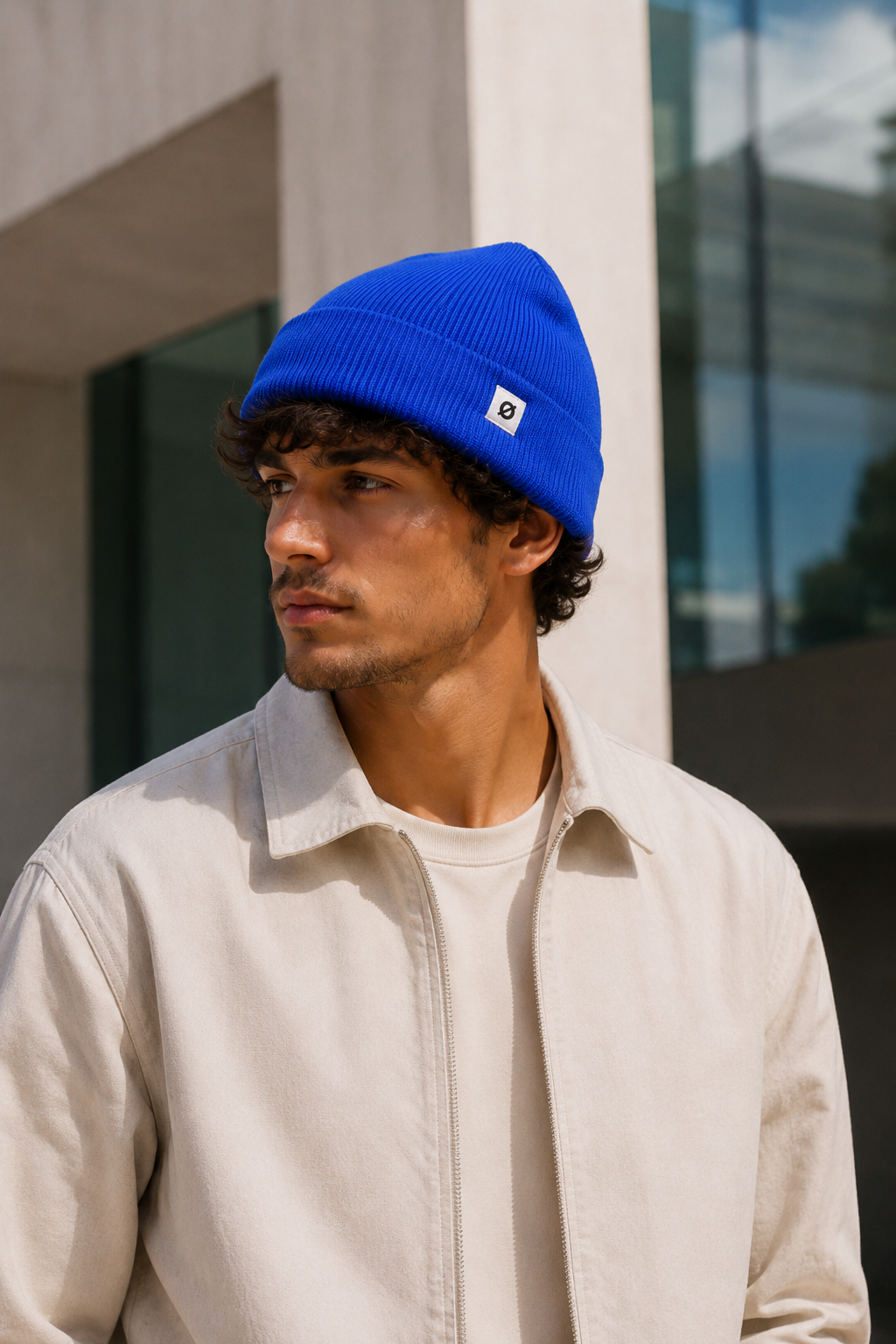 Cobalt Beanie na modelce