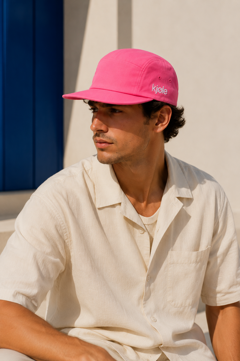 Signal Pink Cap na modelce